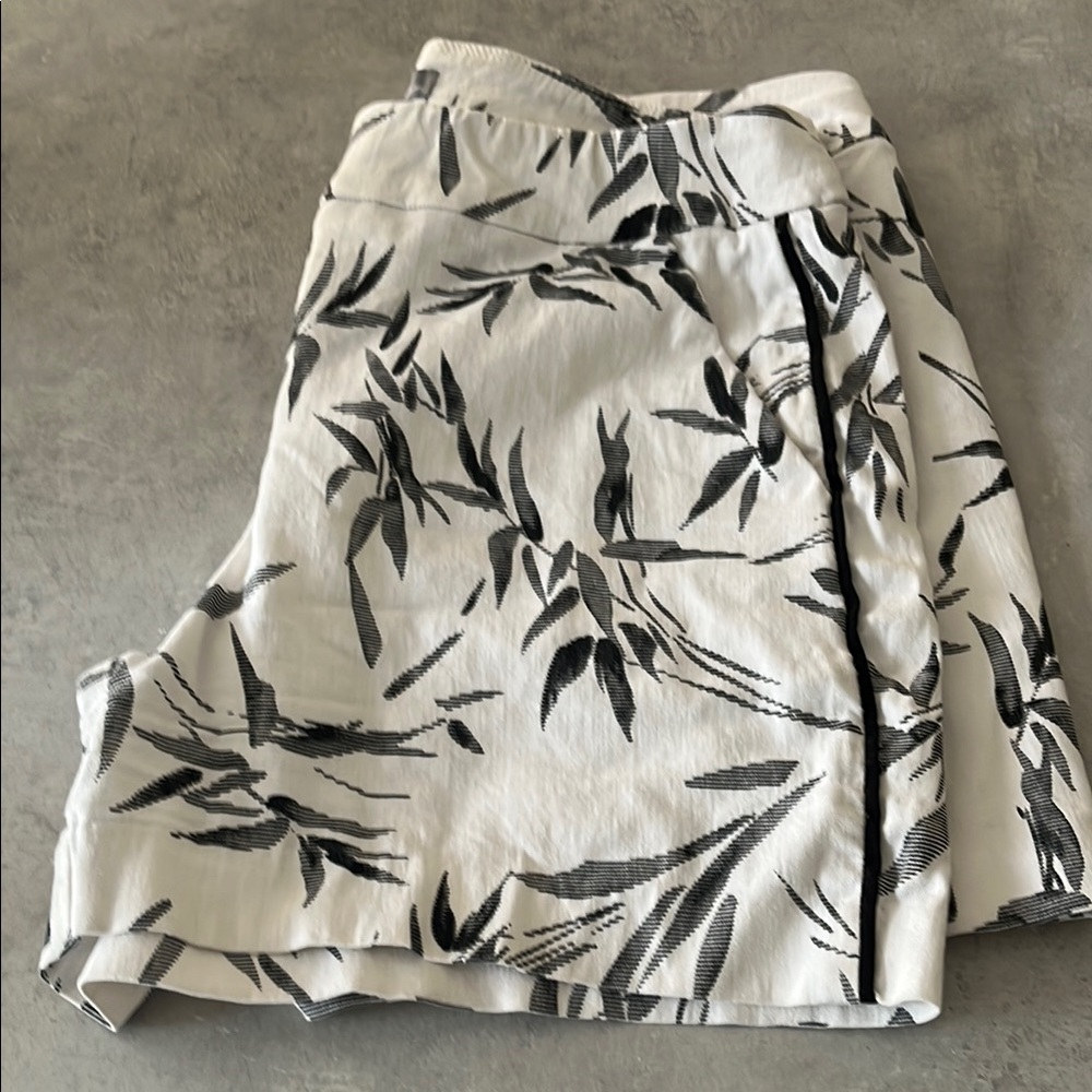 ILTM Black and White Floral shorts/stretch/black piping S